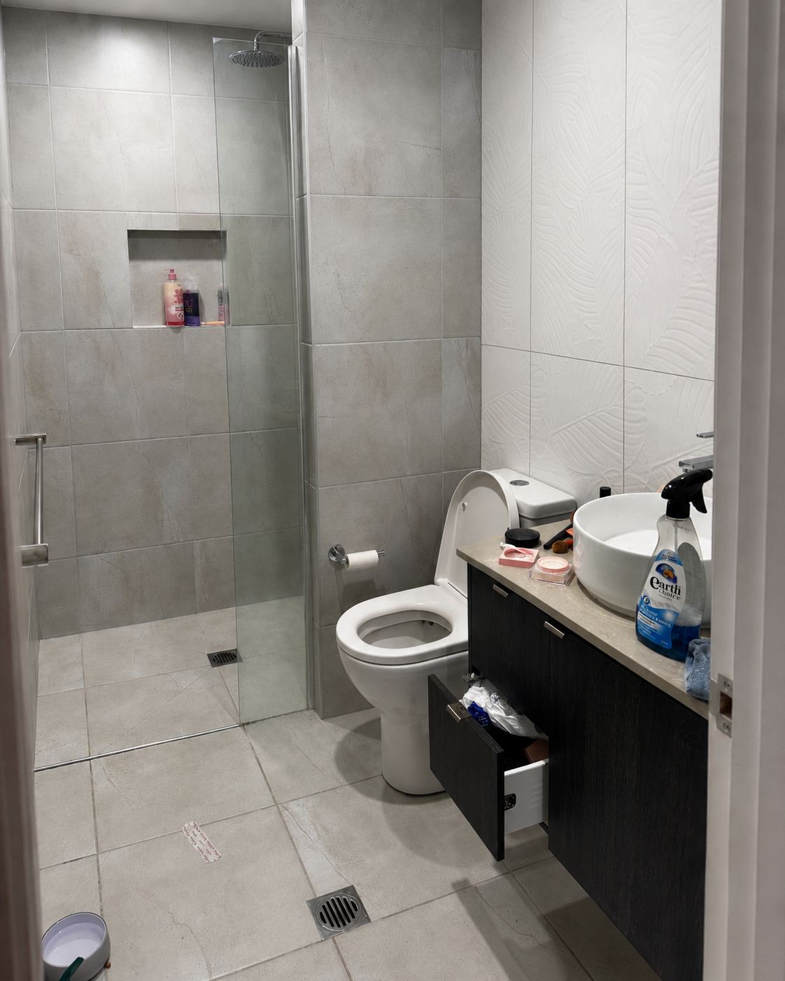 Bathroom ensuite before Lumi Cleaning