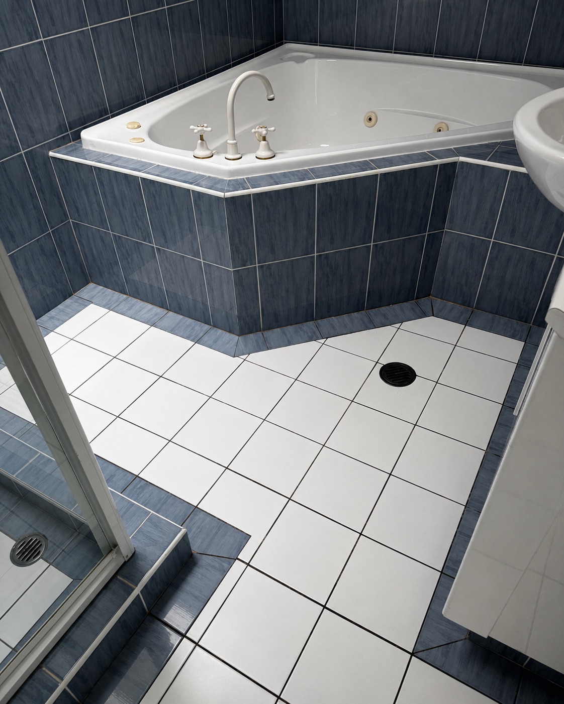 Clean bathroom floor after Lumi Cleaning