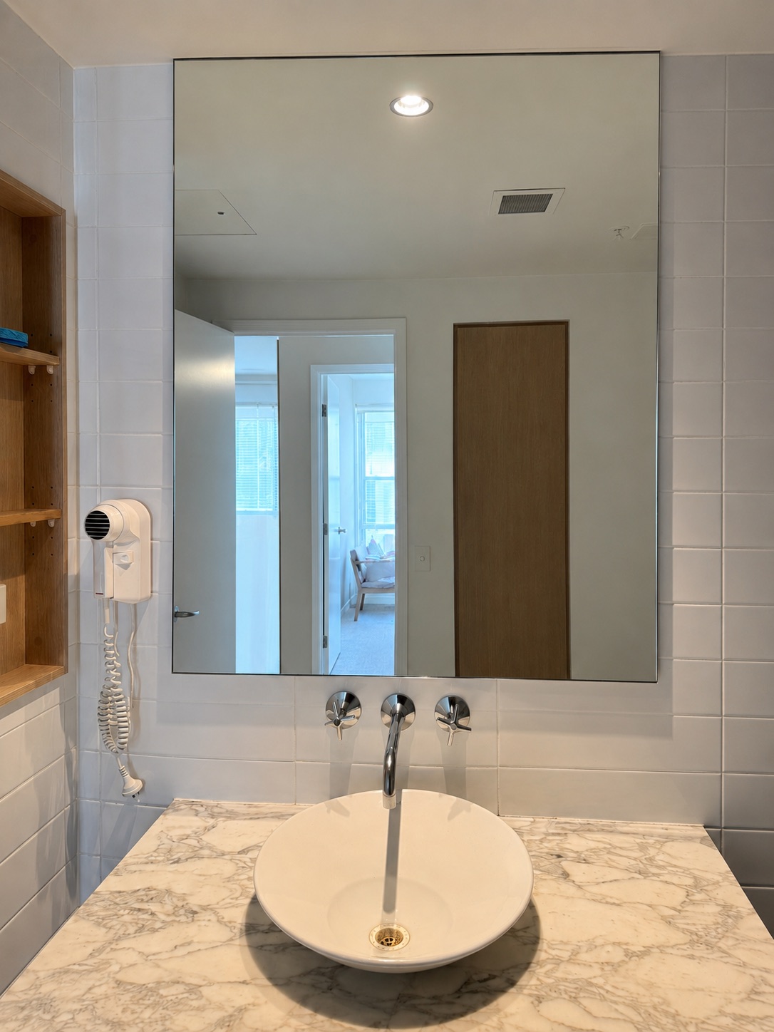 Clean bathroom mirror after Lumi Cleaning