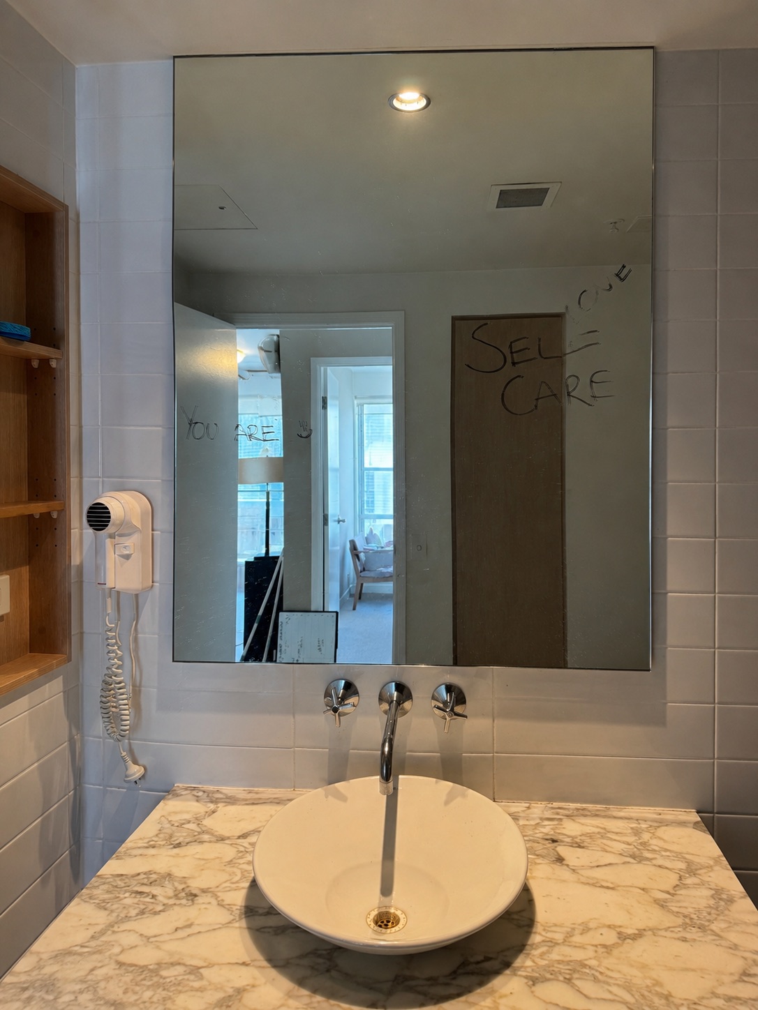 Bathroom mirror with writing before Lumi Cleaning